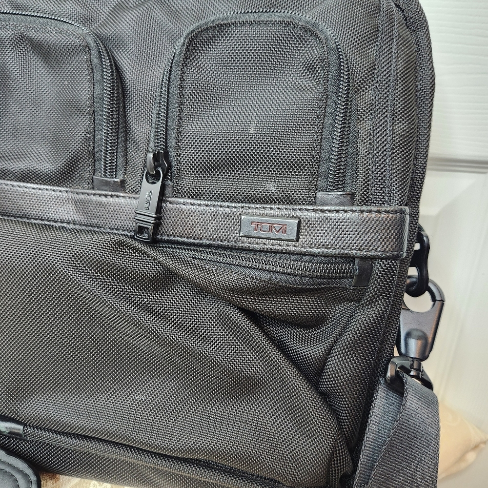 Tumi Expandable Briefcase Laptop Messenger Bag Black - Picture 4 of 16